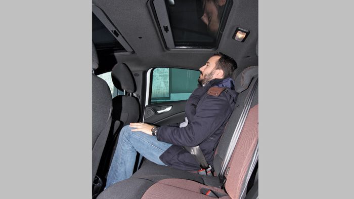 Στο πίσω κάθισμα ο χώρος για τα γόνατα είναι άνετος, όμως υψηλότεροι επιβάτες θα αντιμετωπίσουν πρόβλημα με το διαθέσιμο «αέρα» για τα κεφάλια τους.
